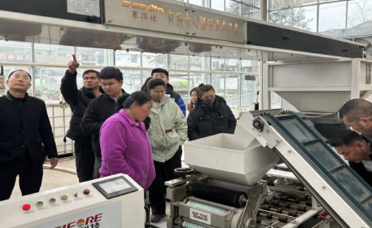 天全县农旅投资开发有限公司调试育秧设备，再次培训育秧人员